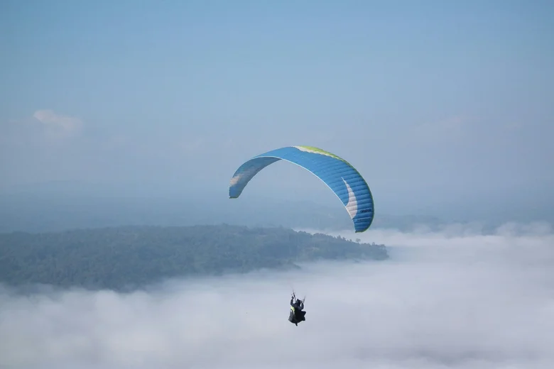 Китайский парапланерист застрял в облаках на высоте более 8,5 километров