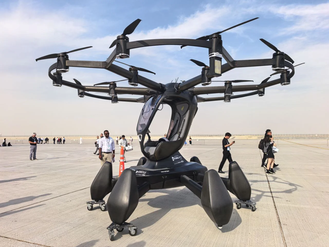 АҚШнинг LIFT HEXA учувчи автомобили Дубайда намойиш этилди